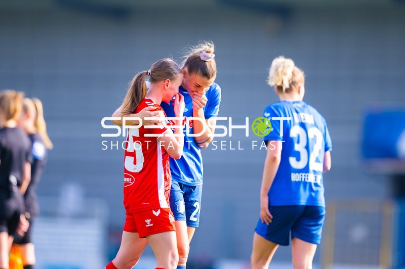 Spielerinnen trösten sich gegenseitig nach dem Spiel.