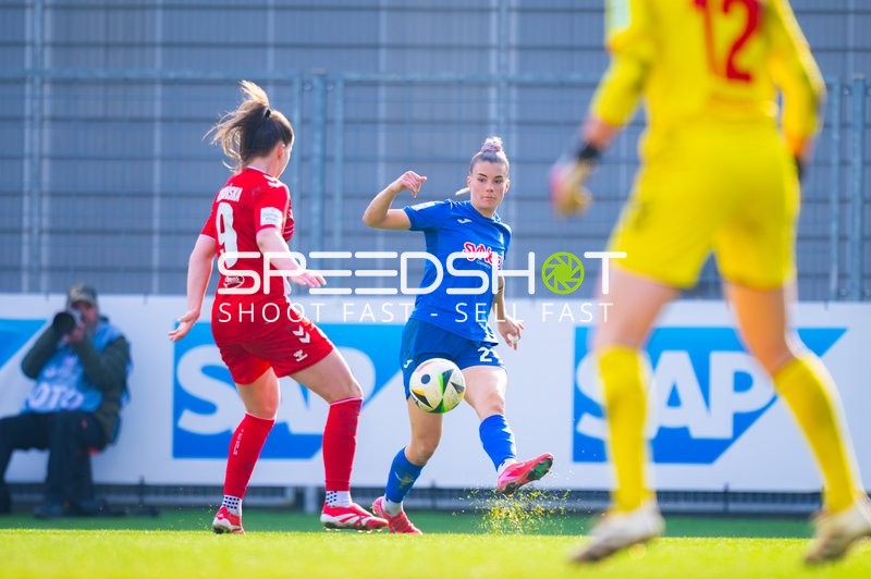 Ballführung von Spielerin im blauen Trikot
