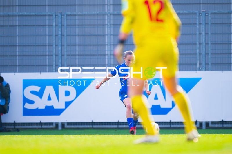 Eine Spielerin von TSG Hoffenheim kontrolliert den Ball.