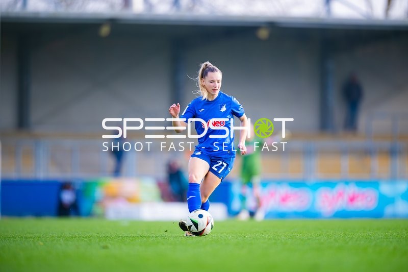 Spielerin in Aktion mit dem Ball