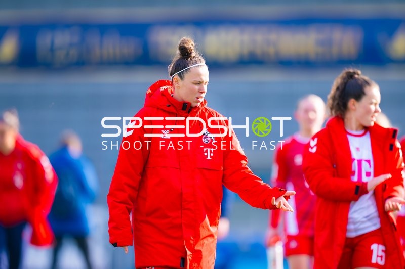 Spielerinnen des 1. FC Köln wärmen sich auf dem Spielfeld auf.