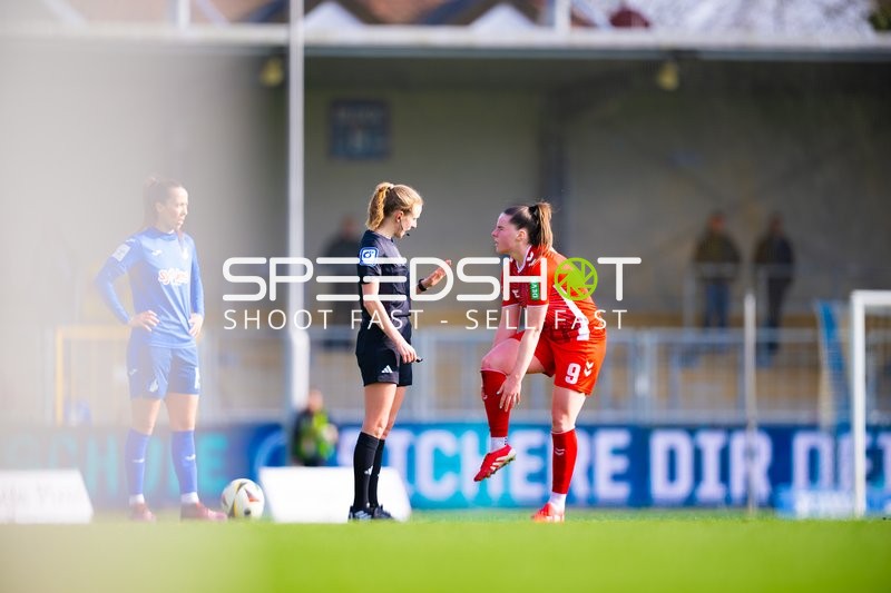 Diskussion zwischen Adriana Achcińska vom 1. FC Köln und der Schiedsrichterin.