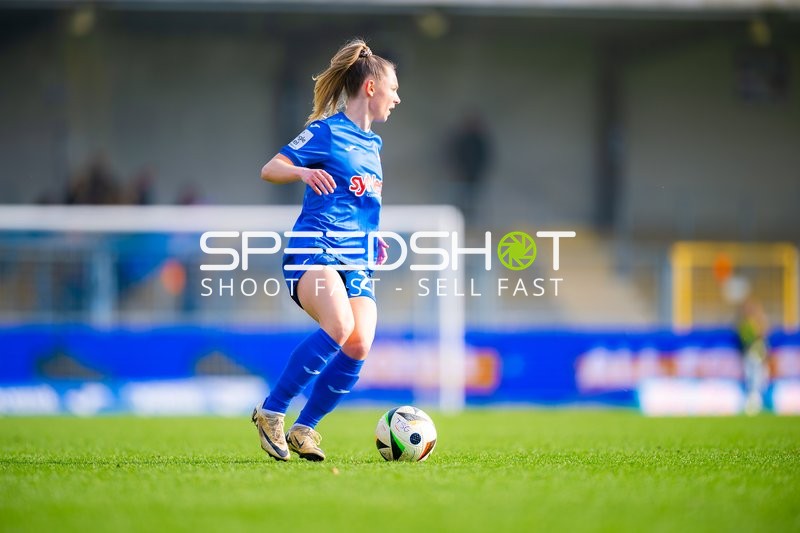 Spielerin im Dribbling mit Ball