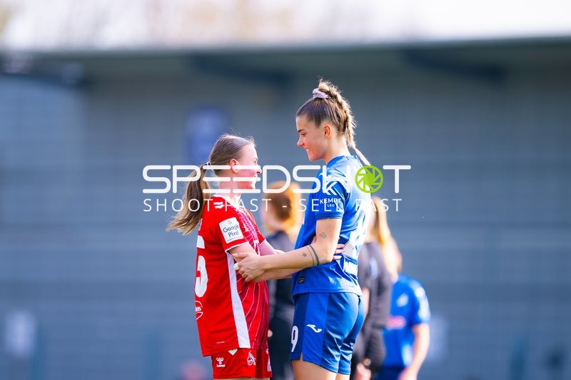 Spielerinnen lächeln sich gegenseitig an