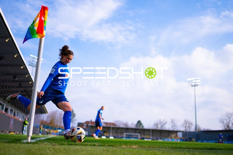 Eine Spielerin der TSG Hoffenheim führt einen Eckstoß aus.
