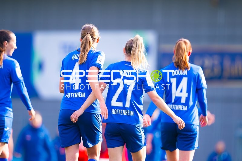 Spielerinnen zeigen Teamgeist.