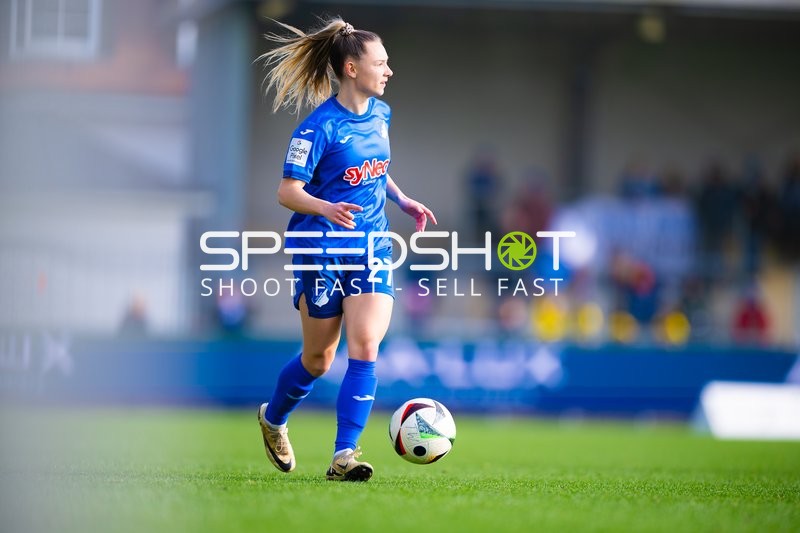 Sara Ritter führt den Ball.