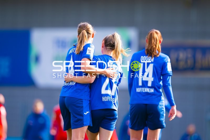 Feier auf dem Spielfeld