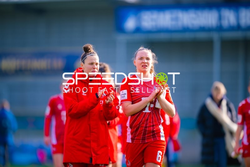 Spielerinnen des 1. FC Köln applaudieren nach dem Spiel.