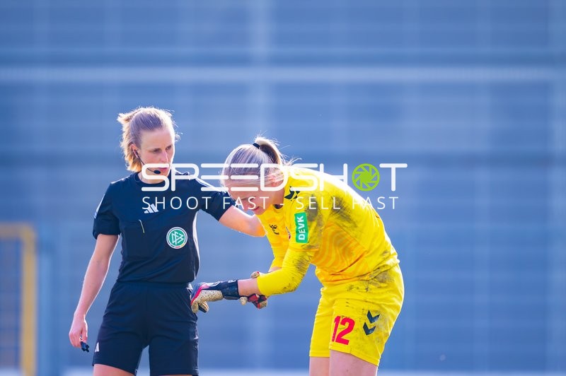 Ein Torwart spricht mit einer Schiedsrichterin.