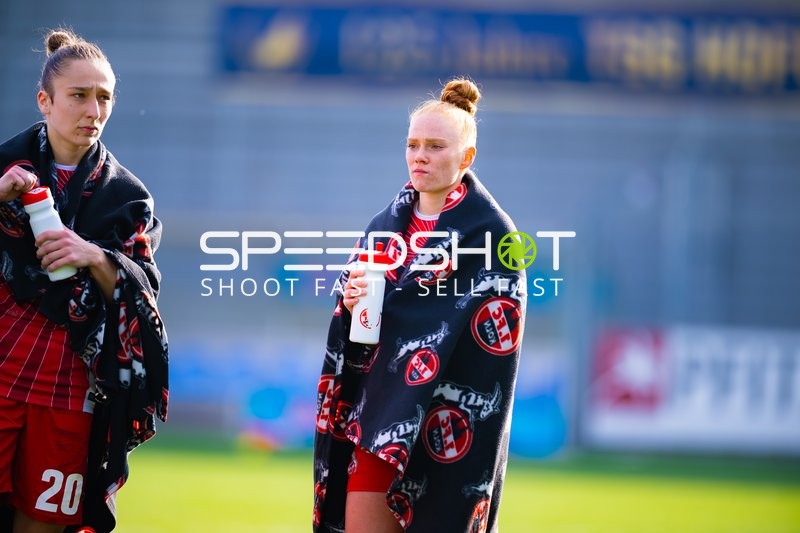 Spielerinnen des 1. FC Köln entspannen sich mit Decken und Getränken.
