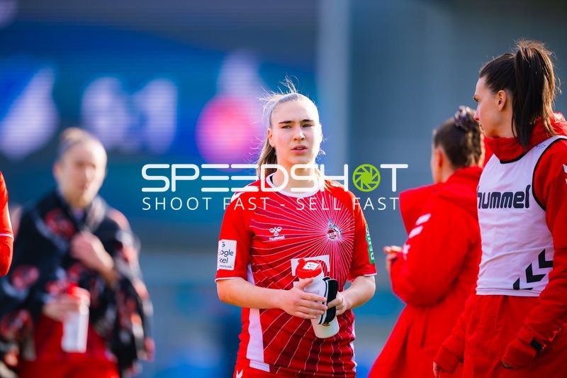 Spielerinnen des 1. FC Köln machen sich warm.