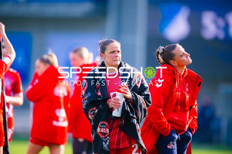 Spielerinnen von 1. FC Köln während einer Spielpause