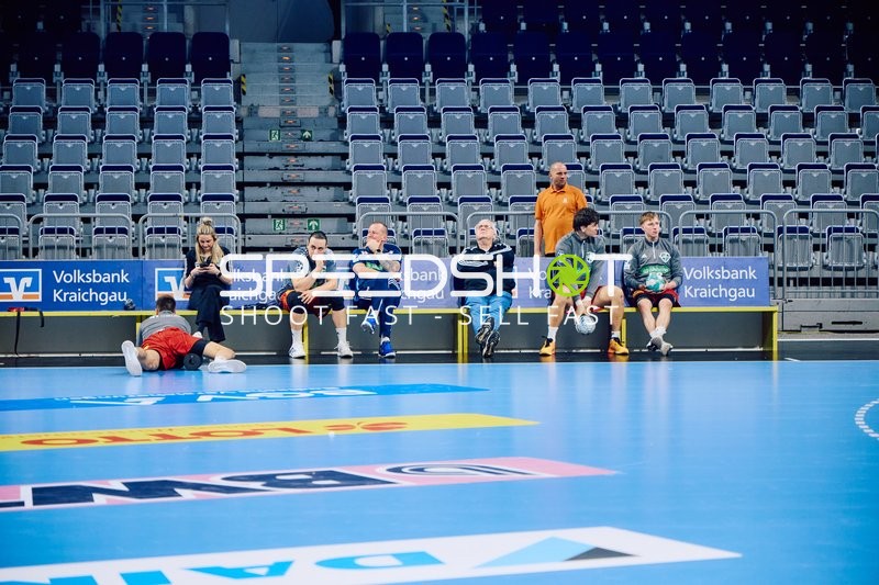 Ein Spieler der Rhein-Neckar Löwen wärmt sich auf.