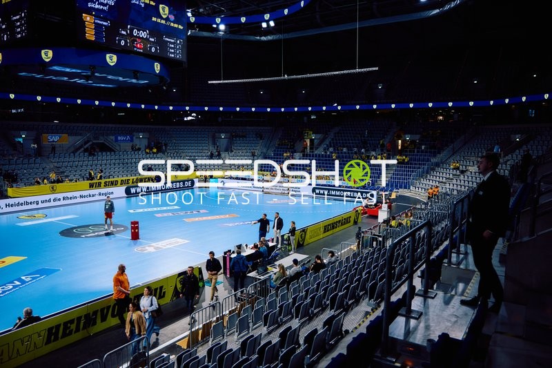 Leere Halle vor Spielbeginn