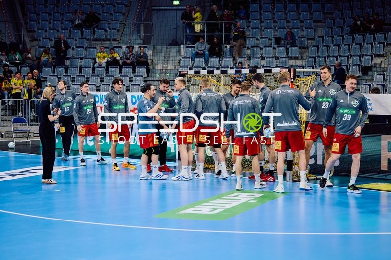 Spieler wärmen sich vor dem Spiel auf.