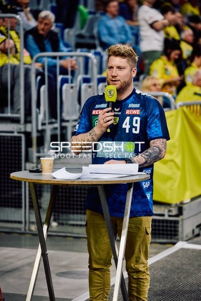 Moderator führt ein Interview durch