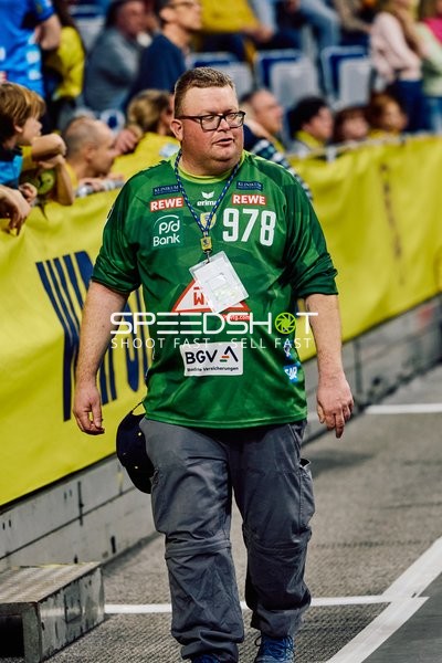 Person am Spielfeldrand