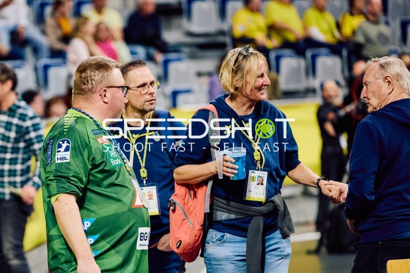 Begegnung und Gespräch auf dem Spielfeldrand