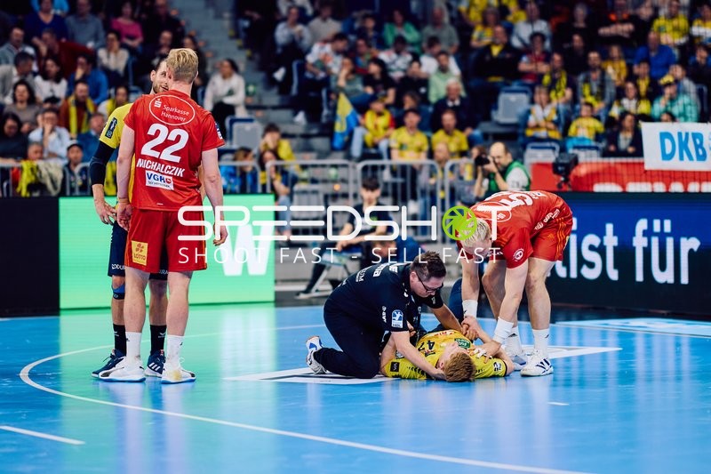 Ein Spieler der Rhein-Neckar Löwen wird auf dem Spielfeld versorgt.