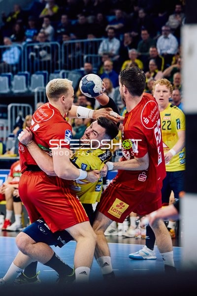 Intensiver Zweikampf zwischen Rhein Neckar Löwen und TSV Hannover Burgdorf