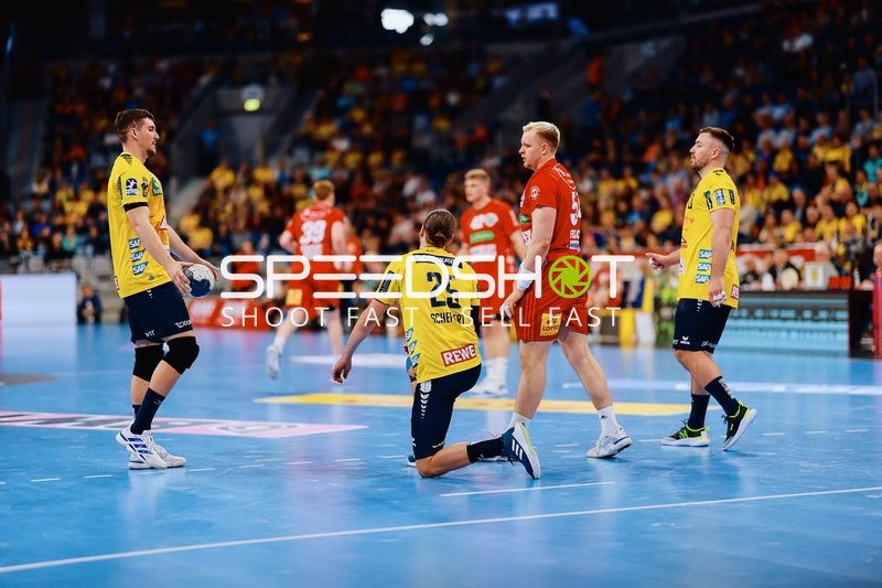 Ein Spieler von Rhein Neckar Löwen kniet auf dem Spielfeld.