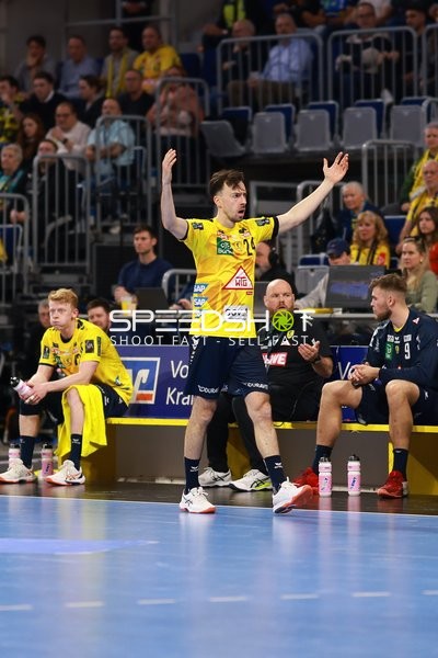 Spieler auf der Bank gestikuliert