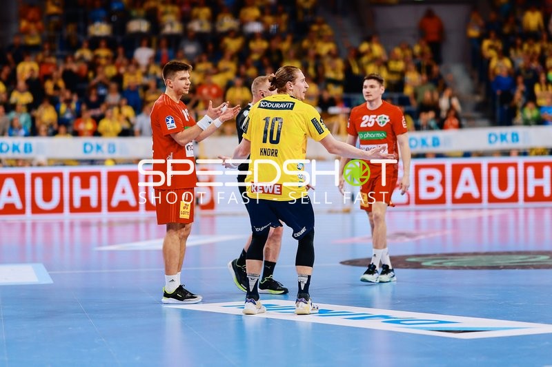 Spieler diskutieren auf dem Spielfeld