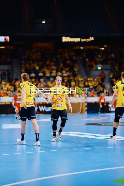 Spieler von Rhein-Neckar Löwen betreten das Spielfeld.