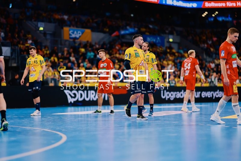 Spieler auf dem Feld während einer Spielpause