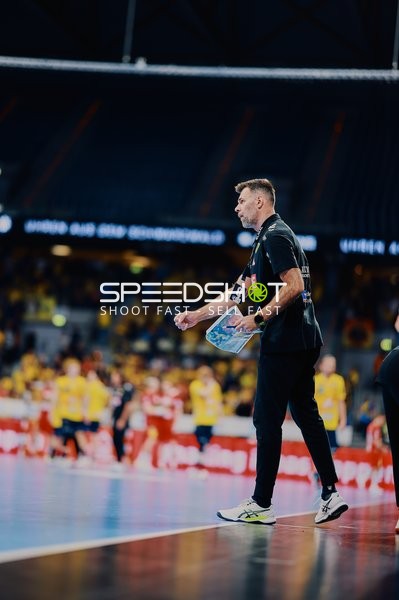 Ein Trainer in Aktion auf der Spielfeldseite