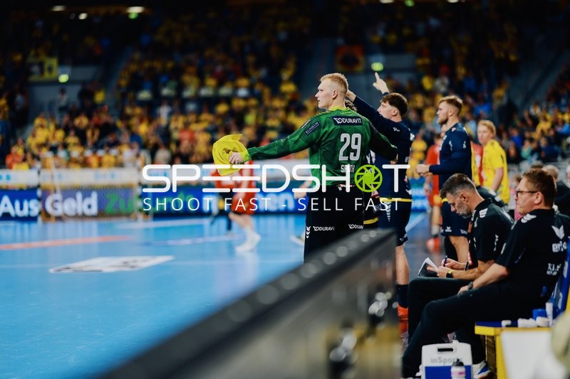 Torwart in Bereitschaftsposition mit Ball in der Hand am Spielfeldrand