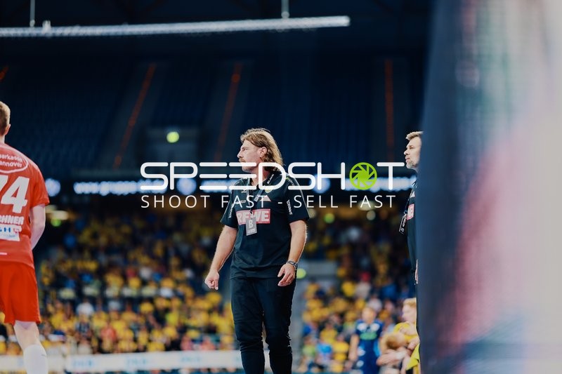 Ein Spieler steht am Spielfeldrand.