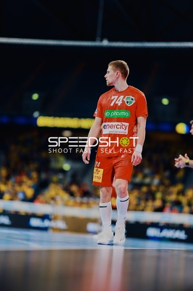 Spieler steht auf dem Spielfeld