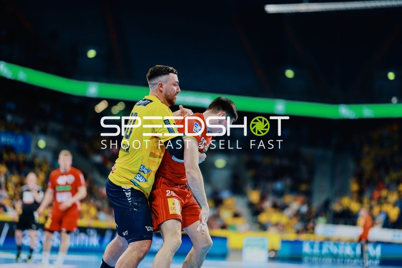 Ein Spieler der Rhein Neckar Löwen versucht, einen Spieler der TSV Hannover Burgdorf zu blocken.