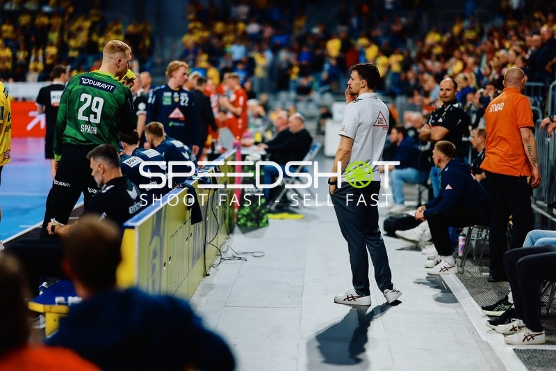 Spieler bespricht sich mit Trainer an der Seitenlinie