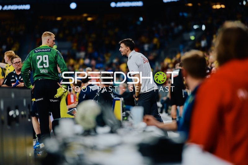 Spielerwechsel oder Besprechung am Spielfeldrand