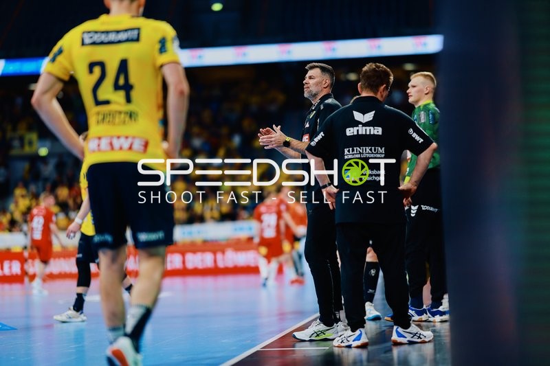 Trainer gibt Anweisungen an der Seitenlinie