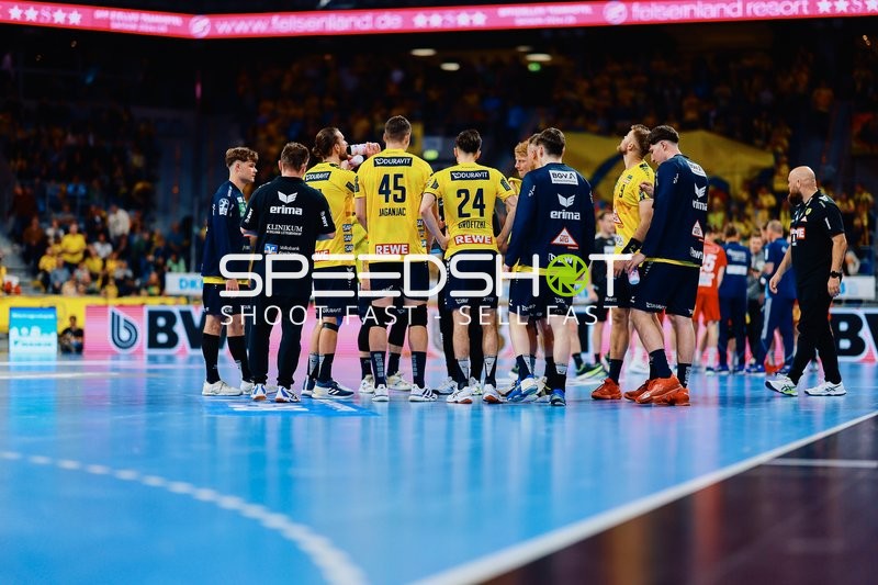 Teamversammlung auf dem Spielfeld