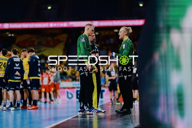 Spieler der Rhein-Neckar Löwen beraten sich am Spielfeldrand.