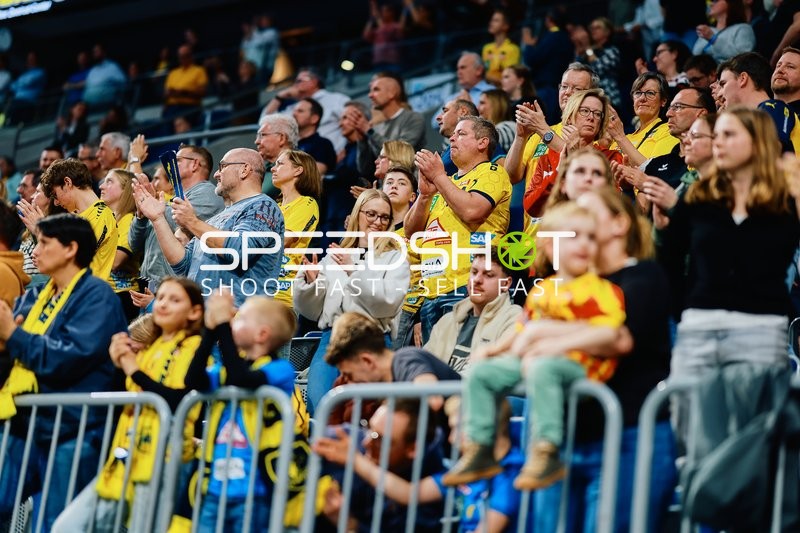 Die Fans der Rhein-Neckar Löwen feuern ihr Team begeistert an.