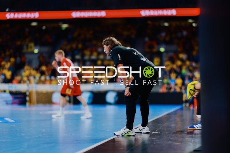 Ein Trainer beobachtet das Spiel von der Seitenlinie.