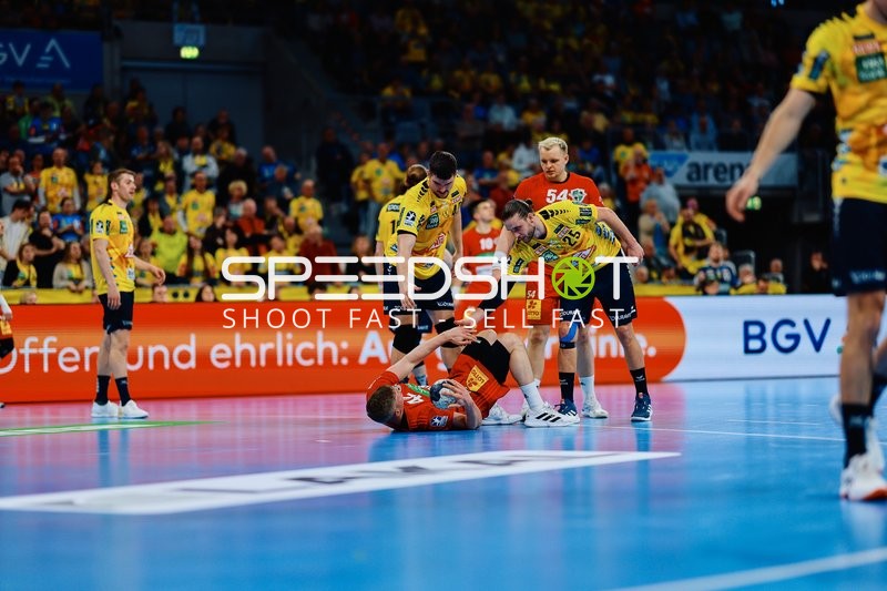 Spieler helfen einem gestürzten Mitspieler auf.