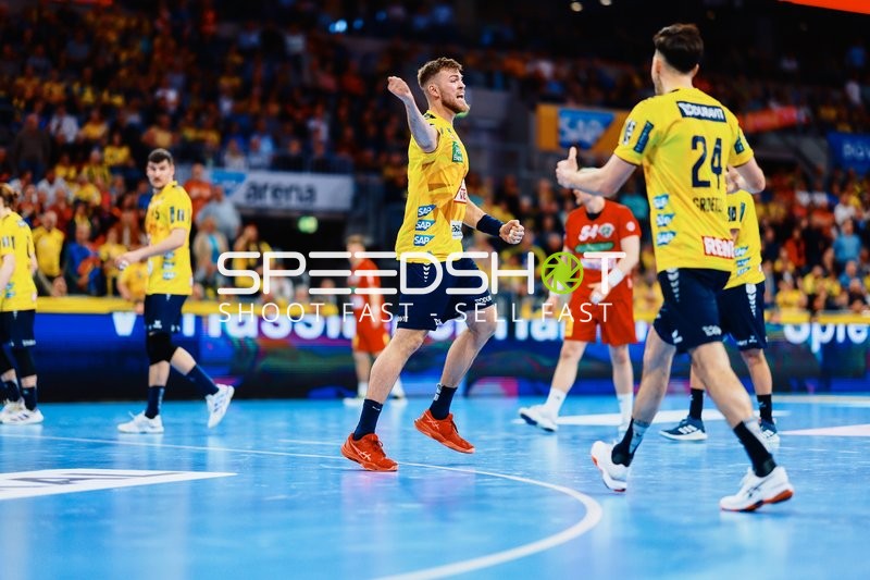 Spieler von Rhein Neckar Löwen stehen in Aktion auf dem Spielfeld.