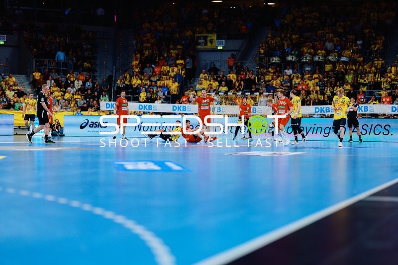 Spielszene mit mehreren stehenden und am Boden liegenden Spielern