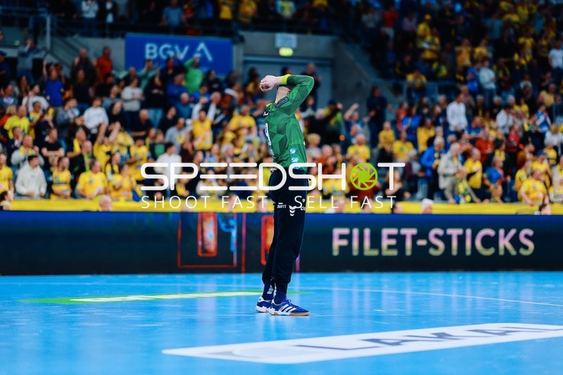 Mikael Appelgren steht auf dem Spielfeld und bereitet sich mental vor.