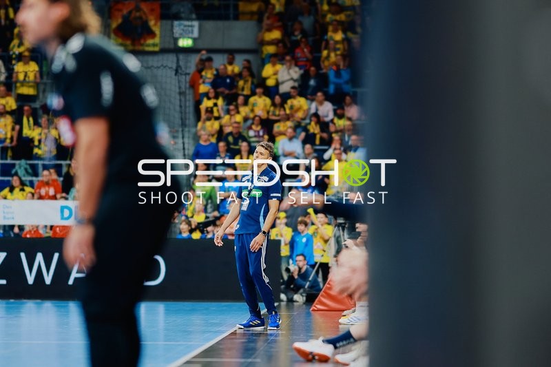 Trainer des TSV Hannover Burgdorf am Spielfeldrand