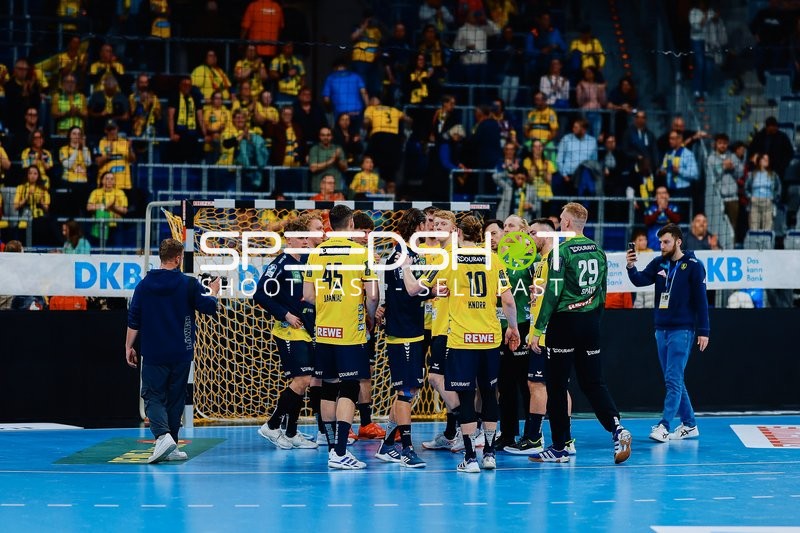 Spieler der Rhein-Neckar Löwen versammeln sich in einer Spielpause.