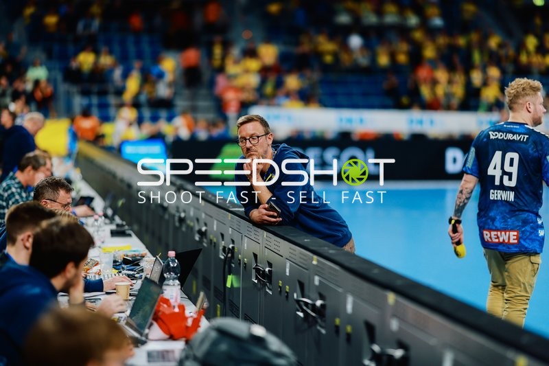 Ein Moderator mit einem Headset beobachtet das Spielgeschehen.