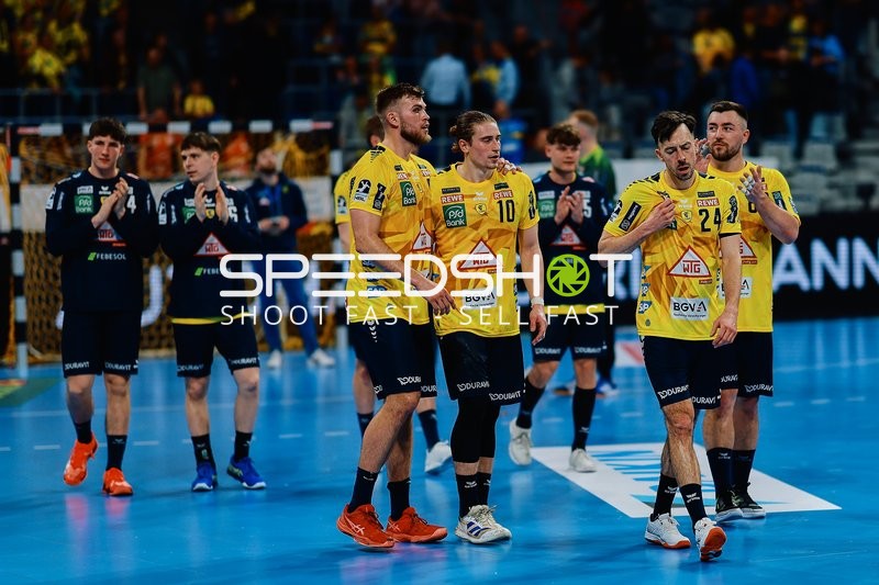 Spieler gehen vom Spielfeld